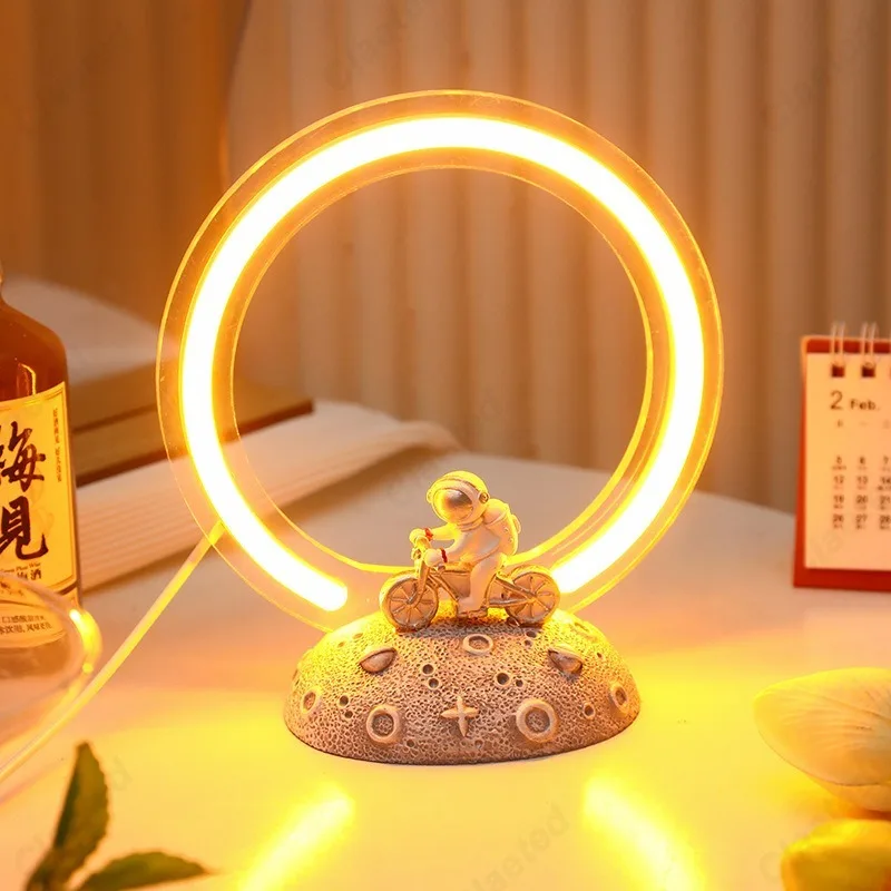 Decor Lighting Fixtures - ไฟ LED นักบินอวกาศสุดสร้างสรรค์ ของขวัญสำหรับนักเรียน โคมไฟตั้งโต๊ะการ์ตูน ตกแต่งบรรยากาศห้องนอน