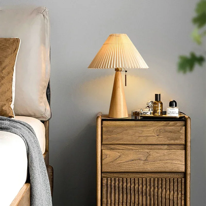 Lighting Decoration In Bedroom - โคมไฟตั้งโต๊ะแบบจีบย้อนยุค โคมไฟไม้เนื้อแข็งสไตล์นอร์ดิก สำหรับอ่านหนังสือในห้องนอน ตกแต่งบ้าน ใช้หลอดไฟ E27